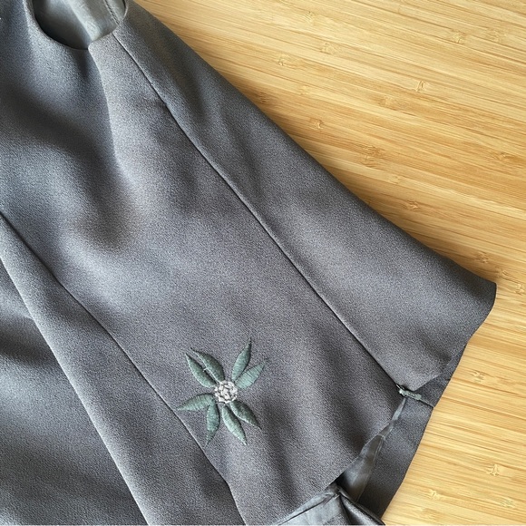 Embroidered Sleeveless Blouse - Picture 4 of 6